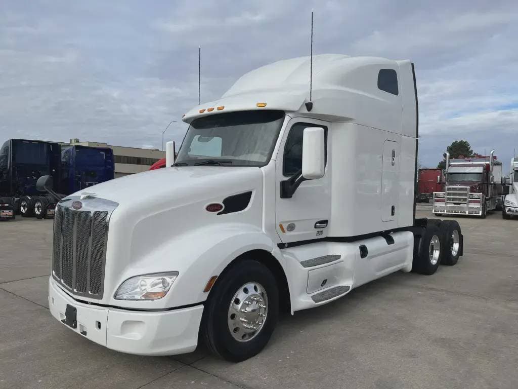 2022 Peterbilt 579 image 1