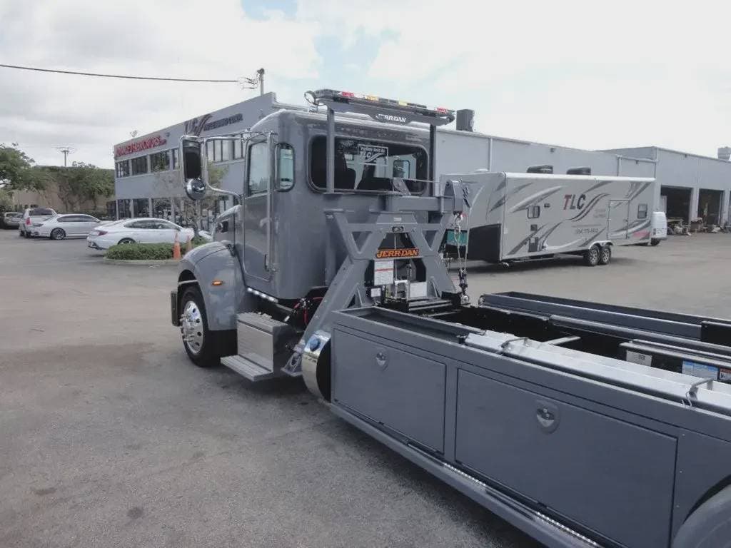 2022 Peterbilt 337 image 2