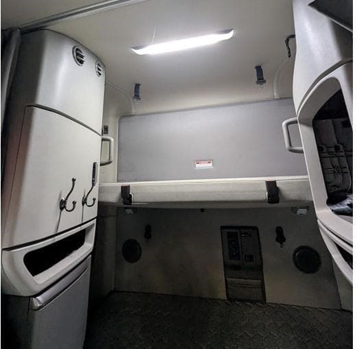 2023 Volvo VNL64T760 image 5