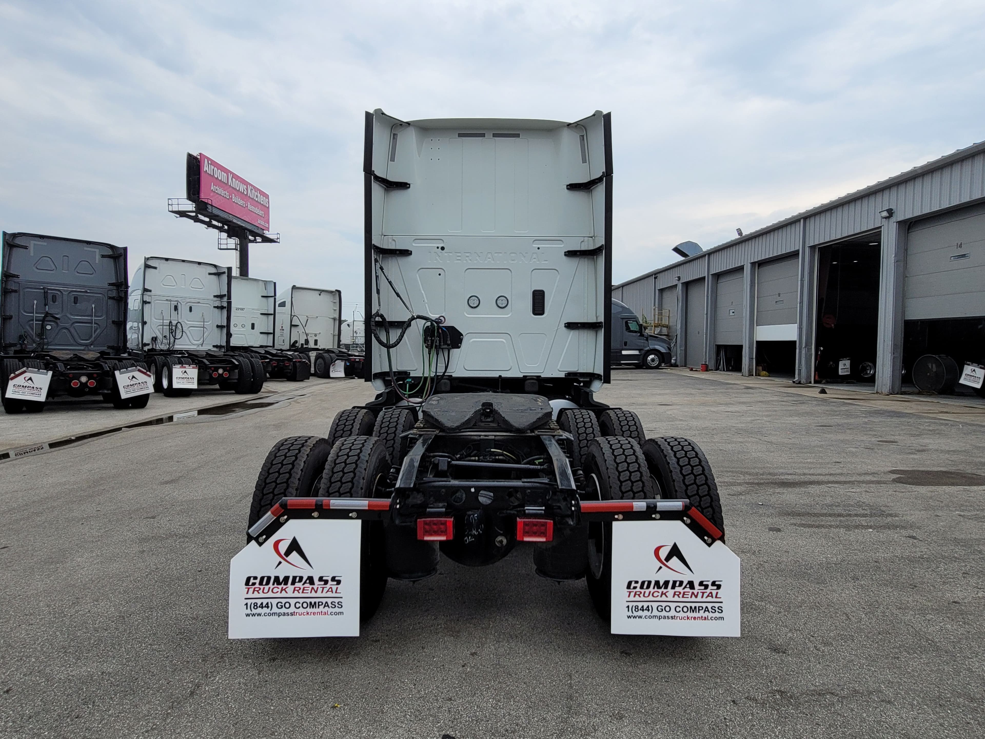 2022 International LT625 image 3