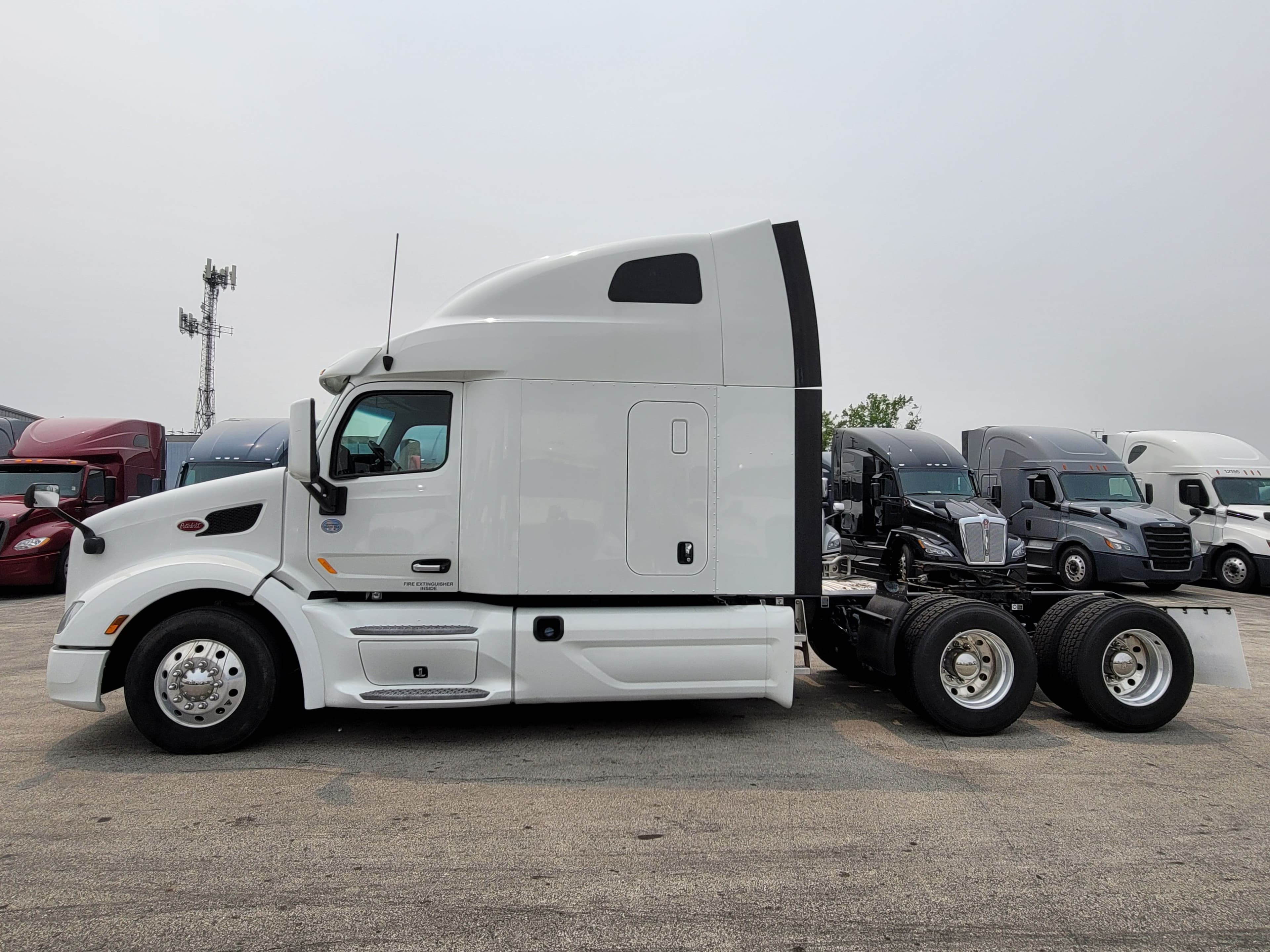 2022 Peterbilt 579 image 2