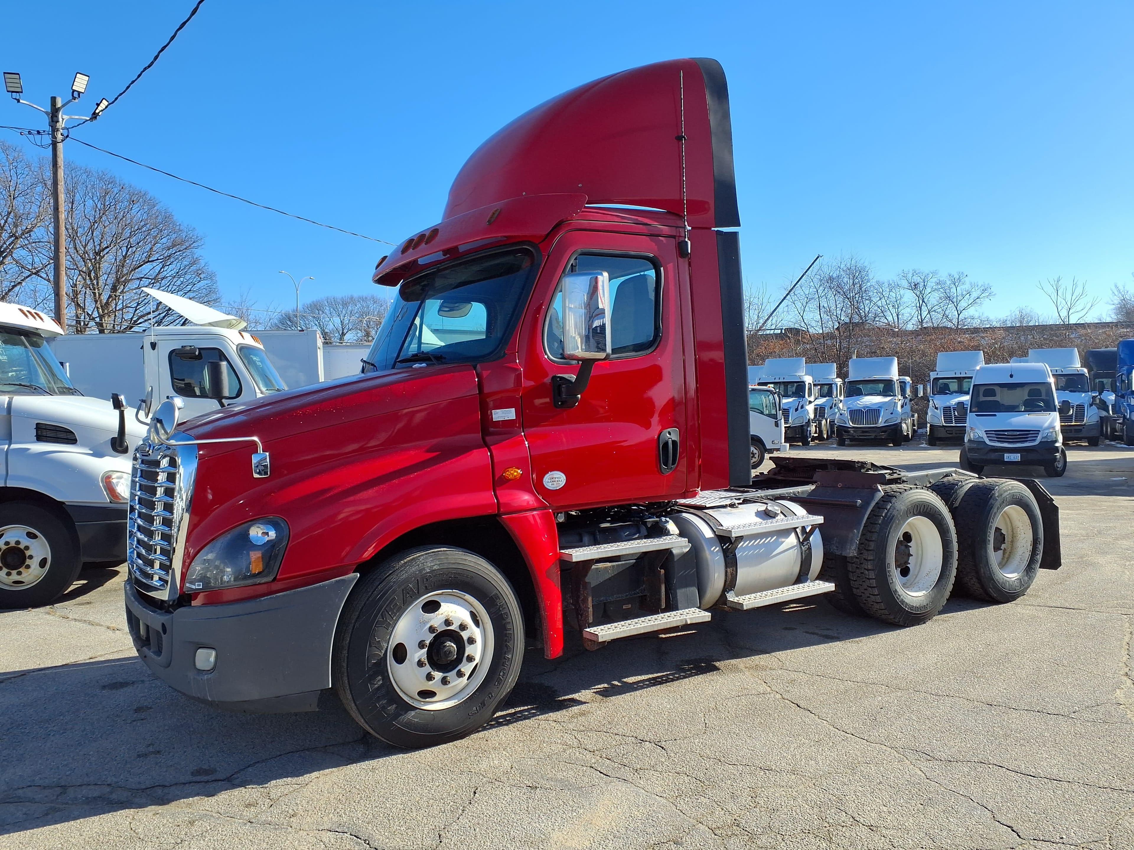 Used 2019 FREIGHTLINER/MERCEDES Conventional - Day Cab - CASCADIA 125 image 3