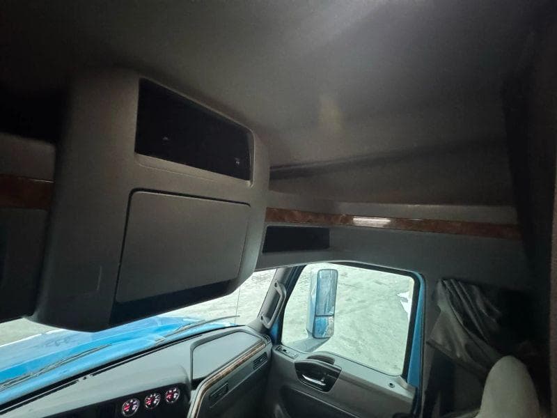 2019 International LT image 22