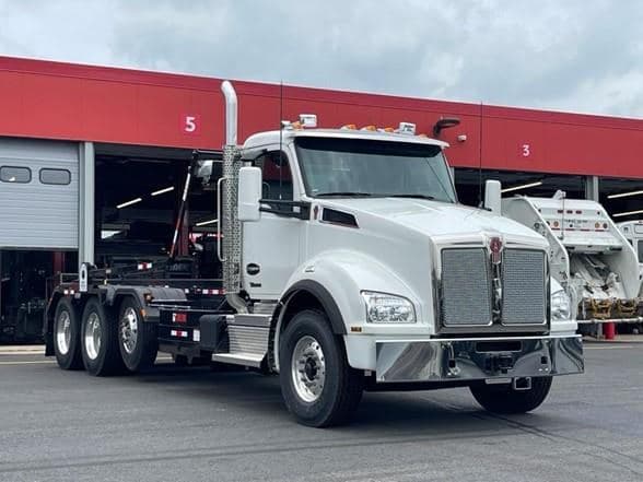 2025 Kenworth T880 image 1