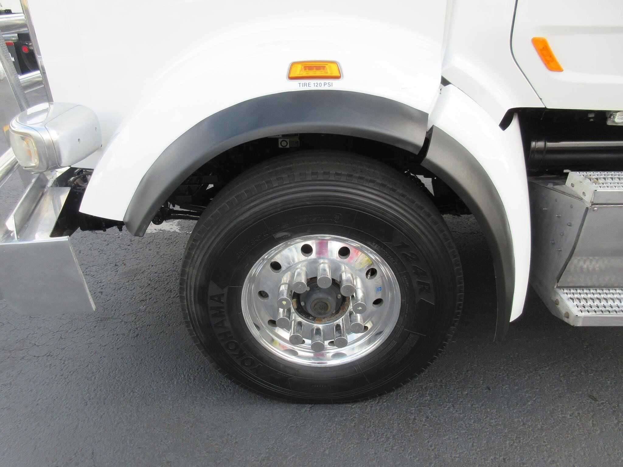 2019 Peterbilt 567 image 23