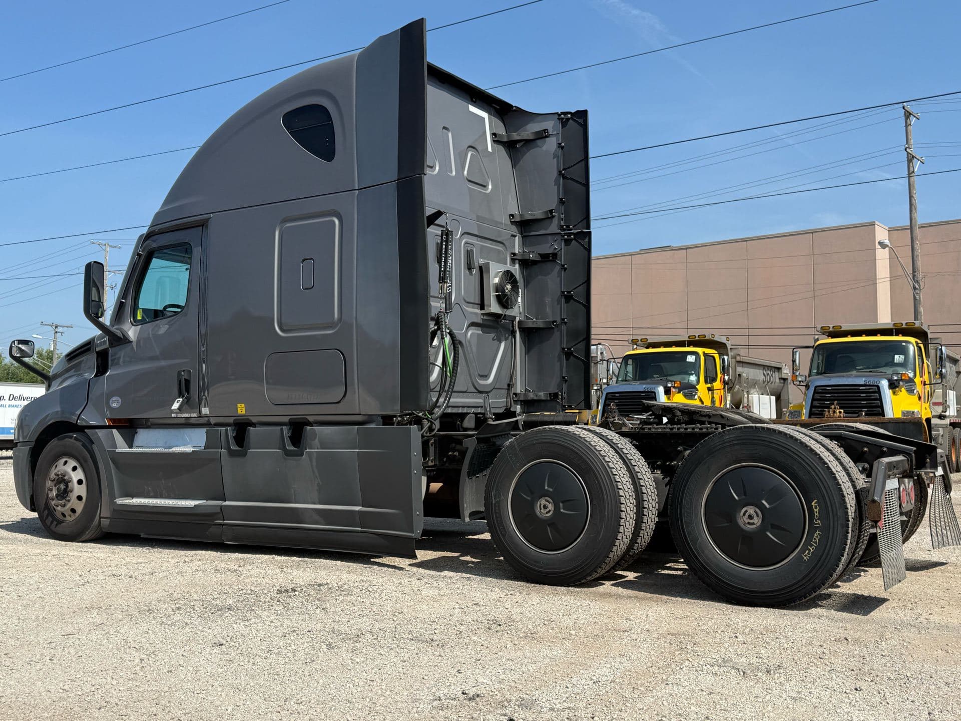 2022 Freightliner - 438k - 11,270 Hours image 5