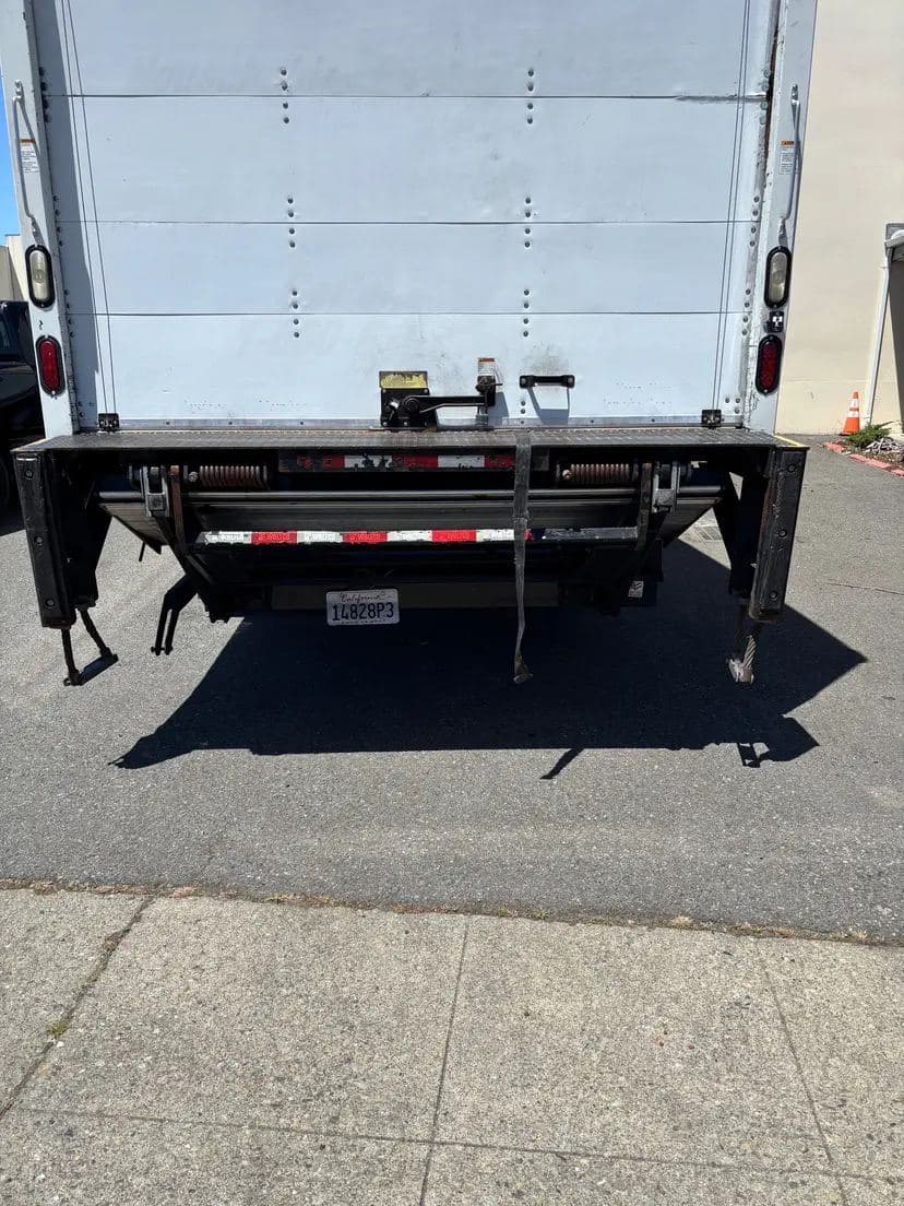 2017 Freightliner M2 image 3