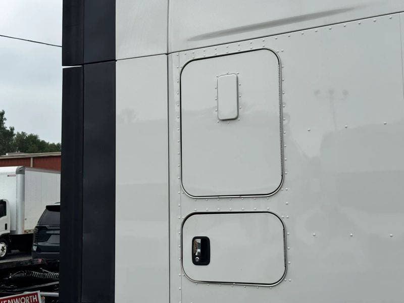 2023 Kenworth T600 image 10