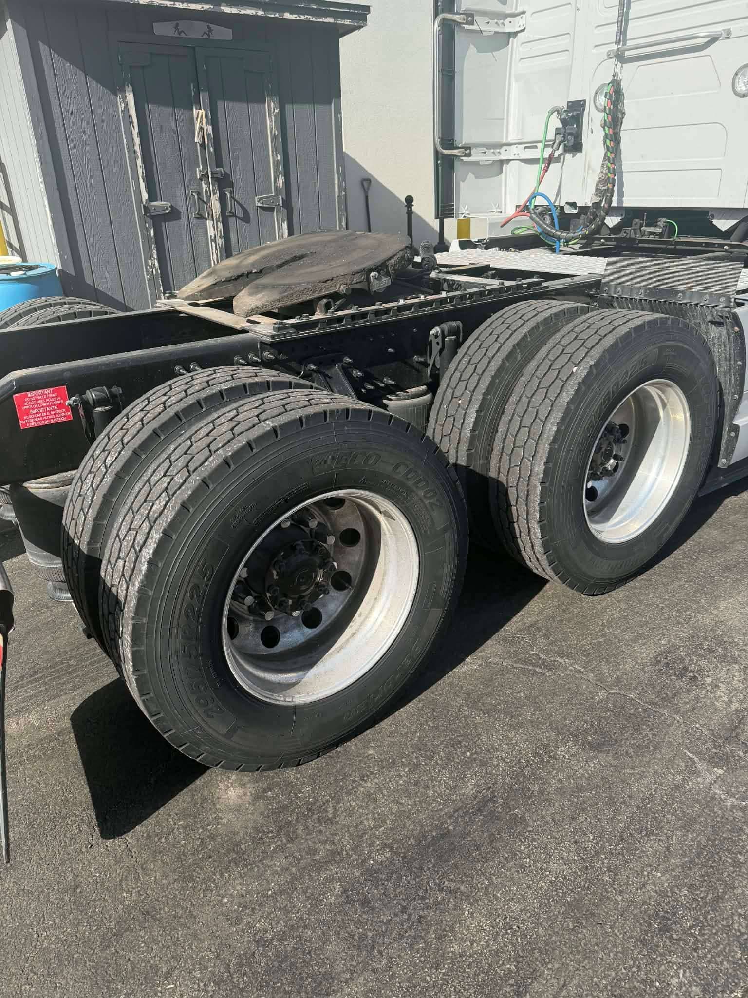 2024 Volvo VNL image 7