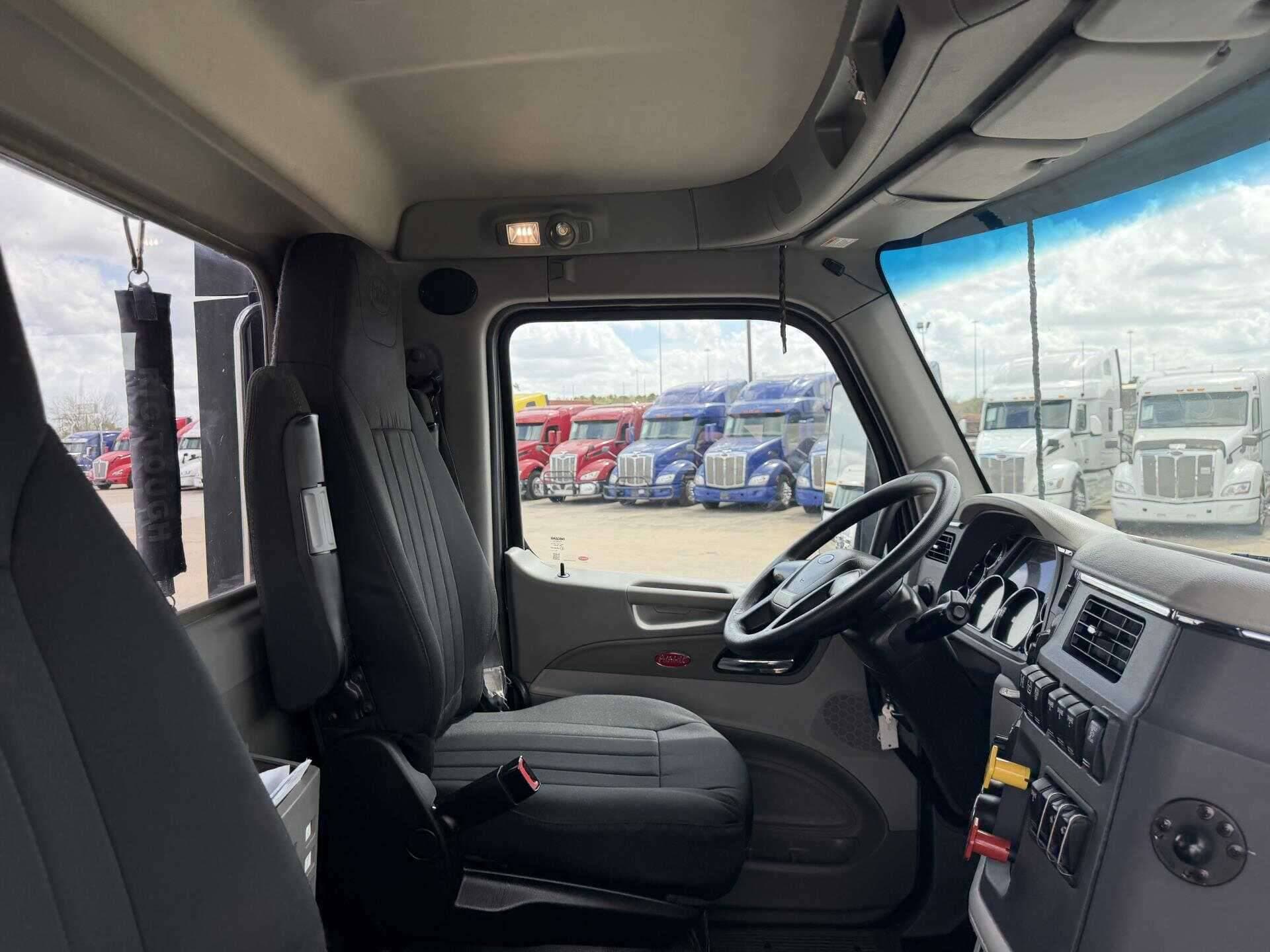 2021 Peterbilt 579 image 6