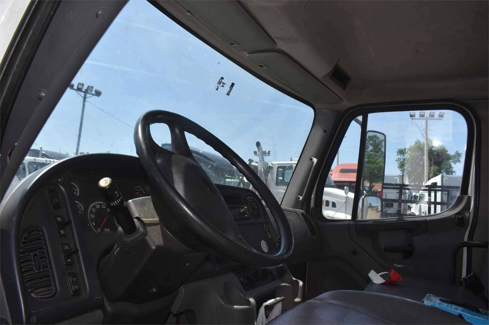 2018 Freightliner M2 image 2