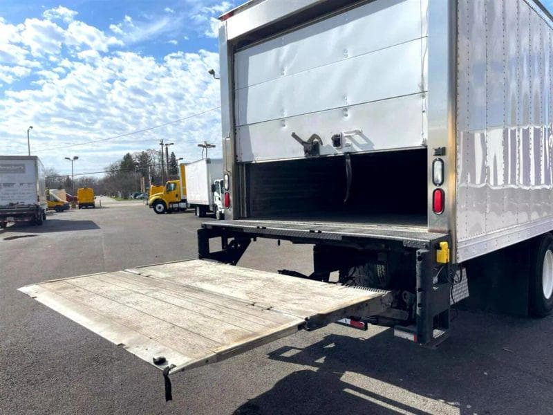 2015 Hino 268 image 9