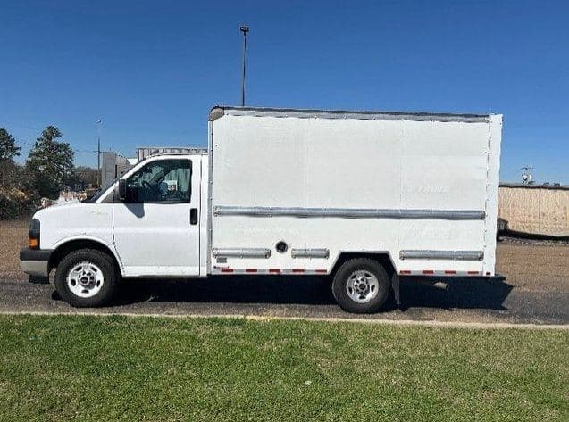 2021 GMC Commercial Vans image 3