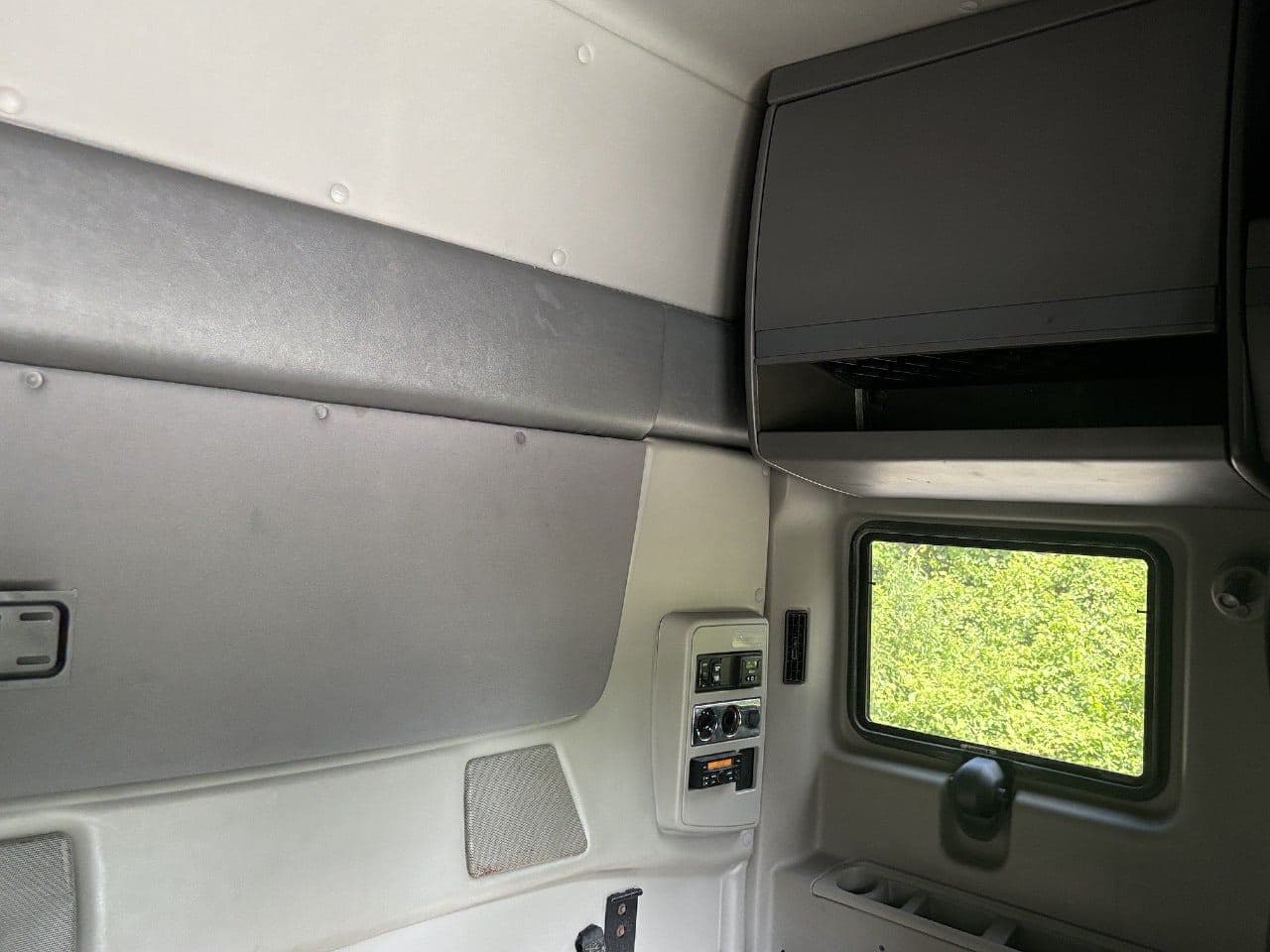 2018 International LT625 image 24