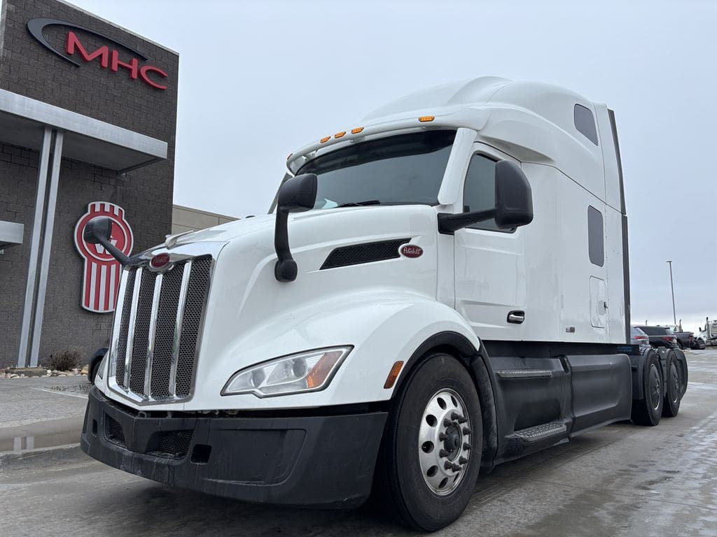 Used 2023 PETERBILT 579 image 4