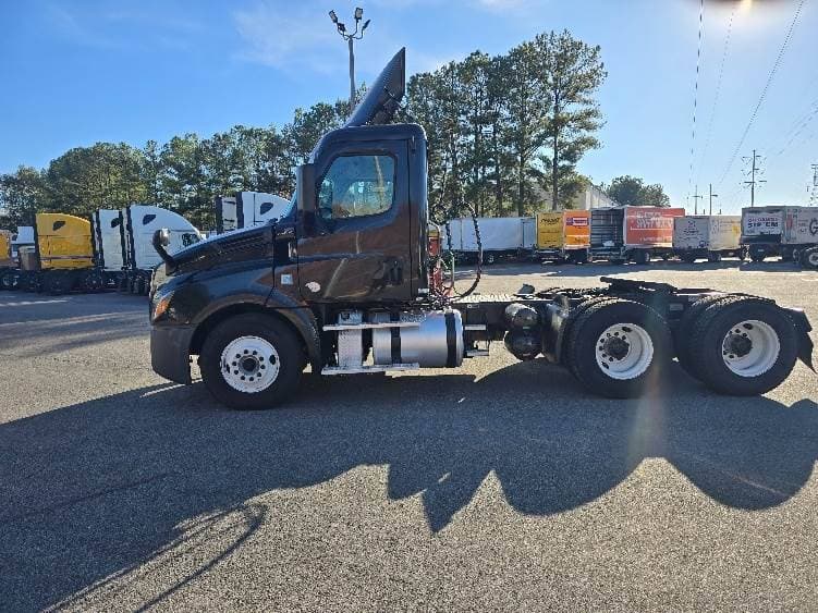 2019 Freightliner Cascadia 126 Day Cab Truck - 450HP, 12 Speed Automatic image 4