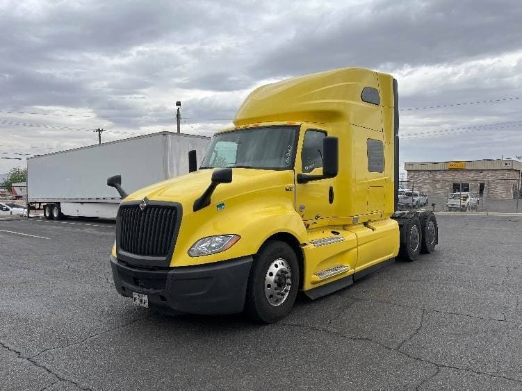 2022 International LT625 image 3