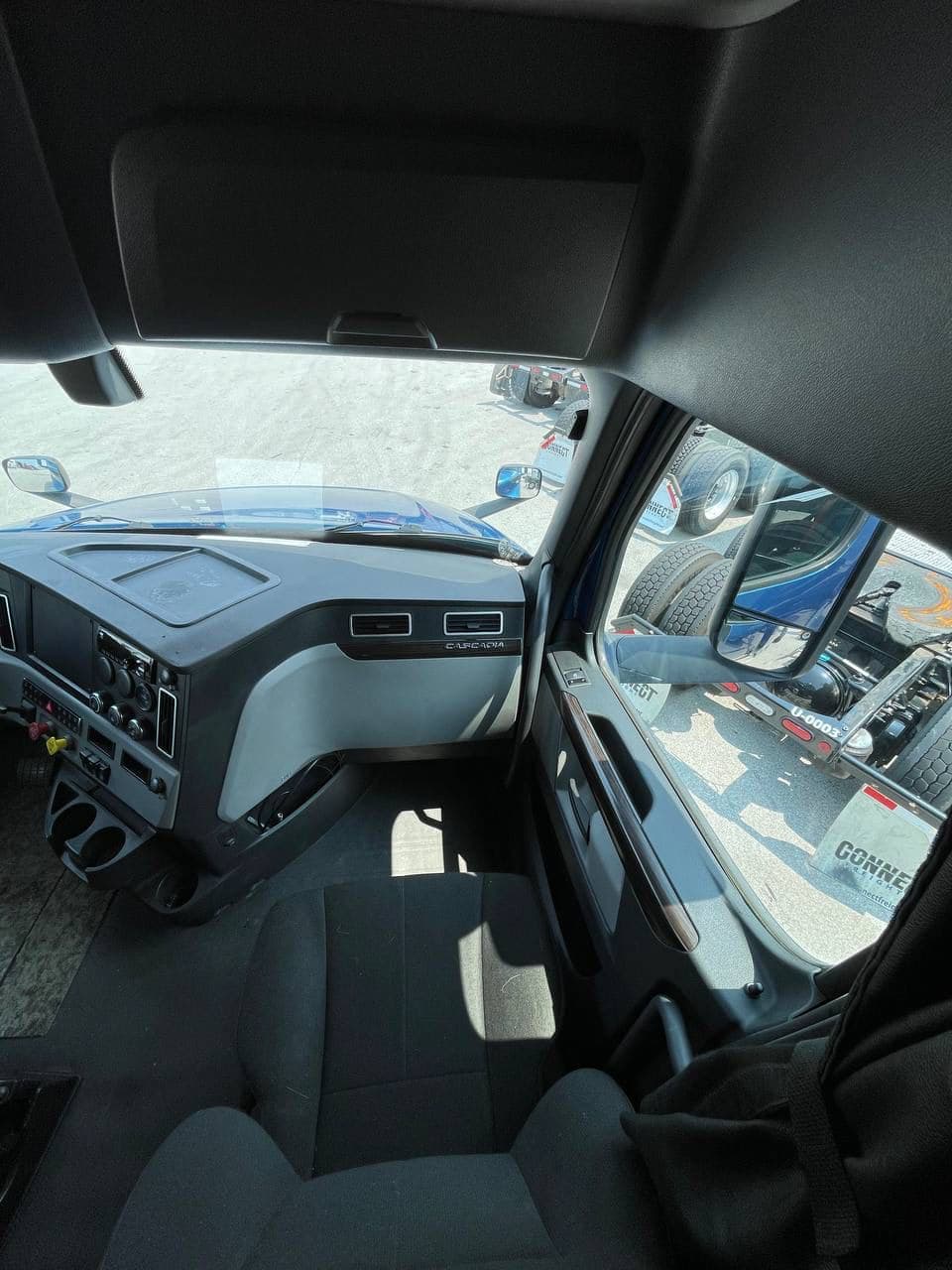 2020 Freightliner Cascadia 126 image 13
