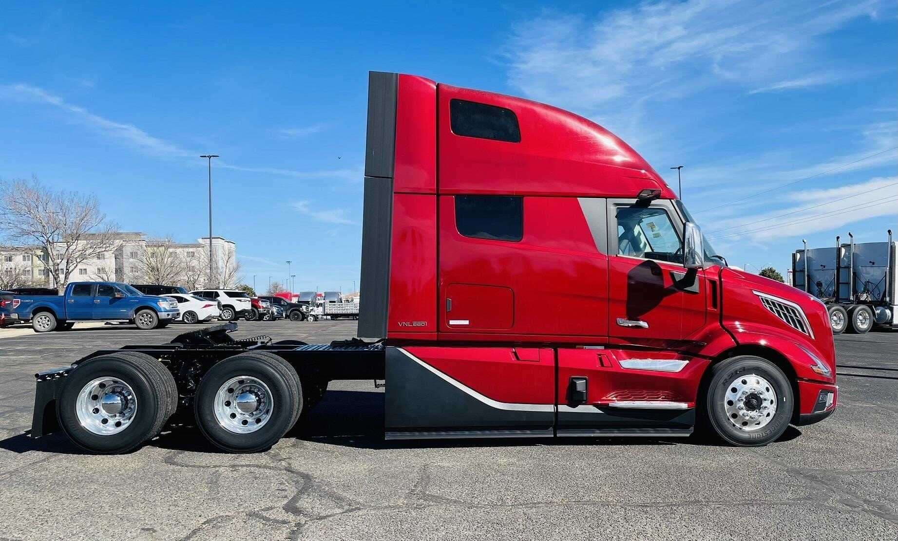 2025 Volvo VNL64 image 3