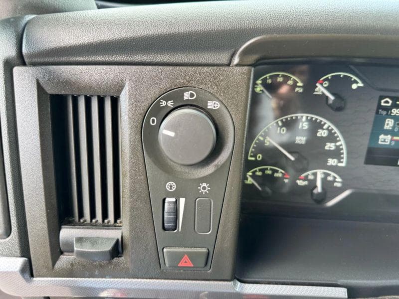 2021 Volvo VNL image 37