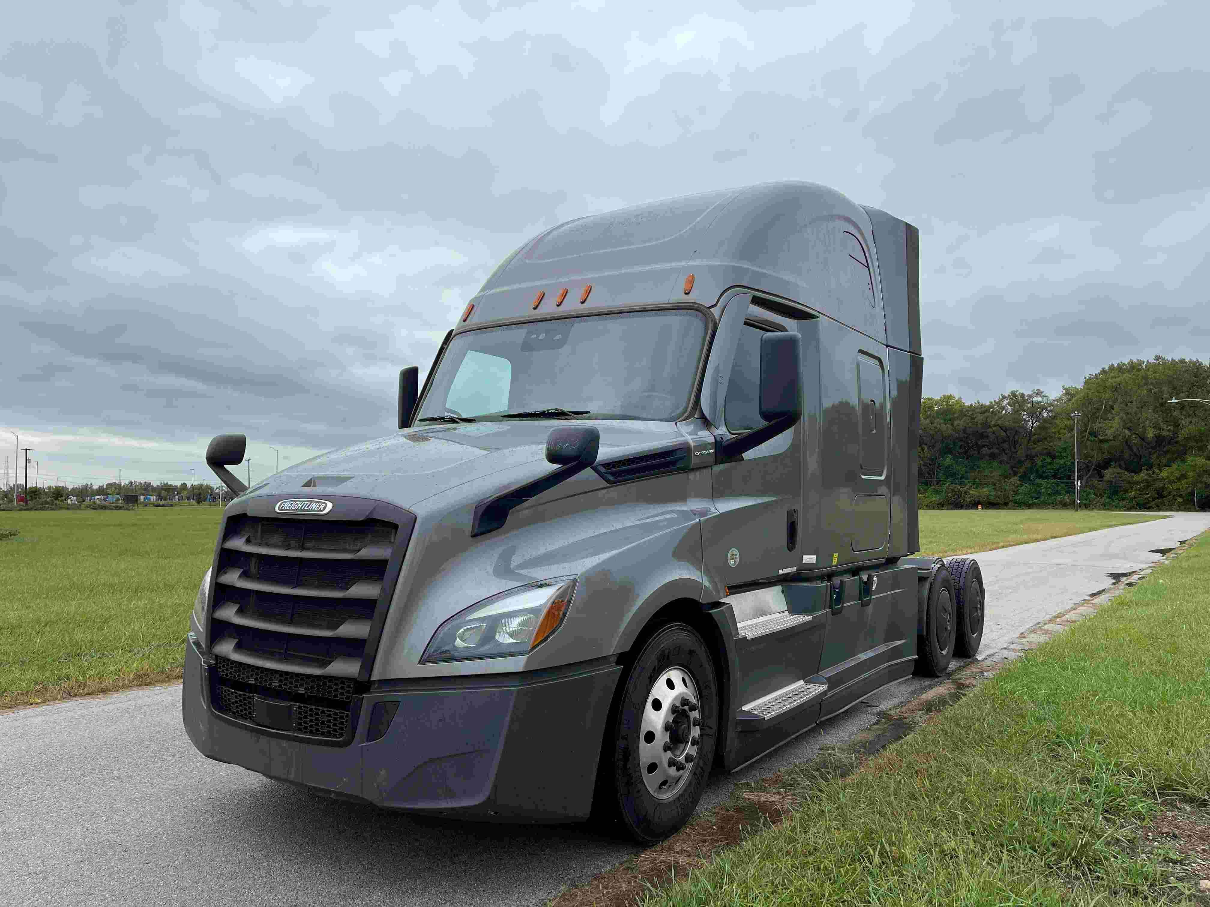 2021 Freightliner Cascadia 126 image 1