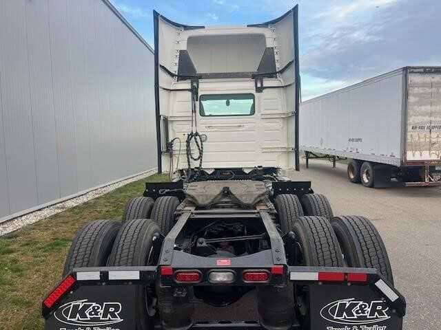 2023 Volvo VNL image 2