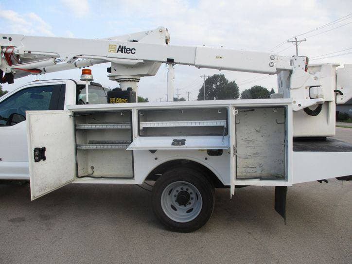 2017 Ford F550 BUCKET TRUCK 4X4 image 20