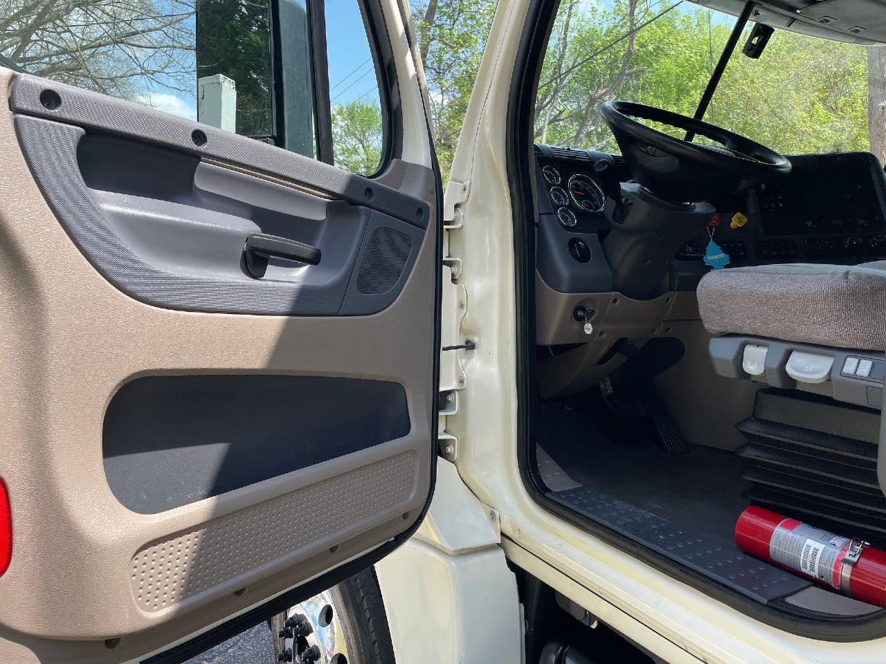 2020 Freightliner Cascadia image 18