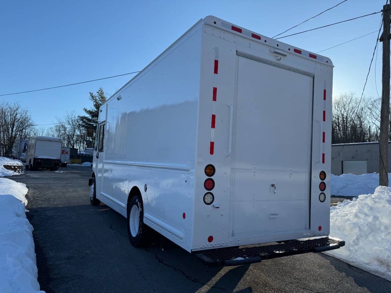 2021 Freightliner MT45 image 15