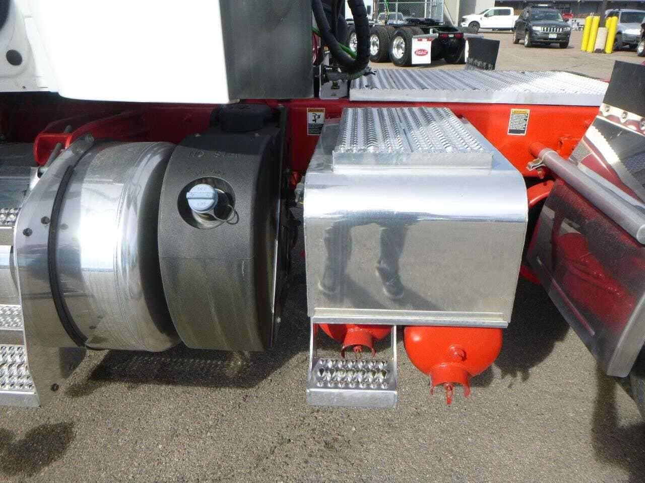 2023 Peterbilt 567 image 11