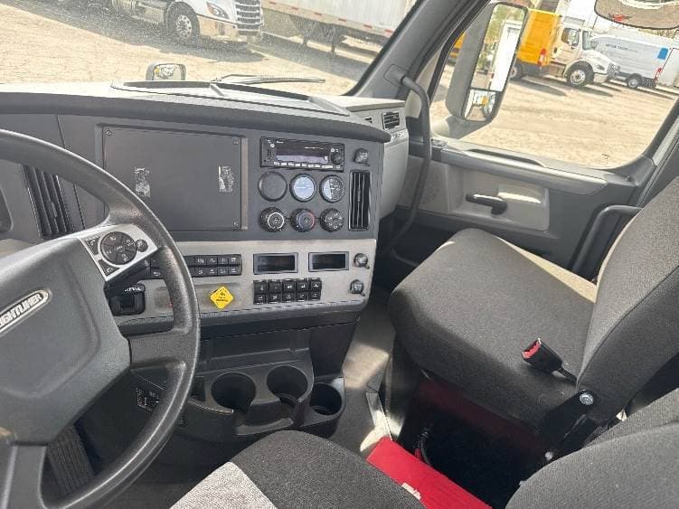 2021 Freightliner Cascadia image 8