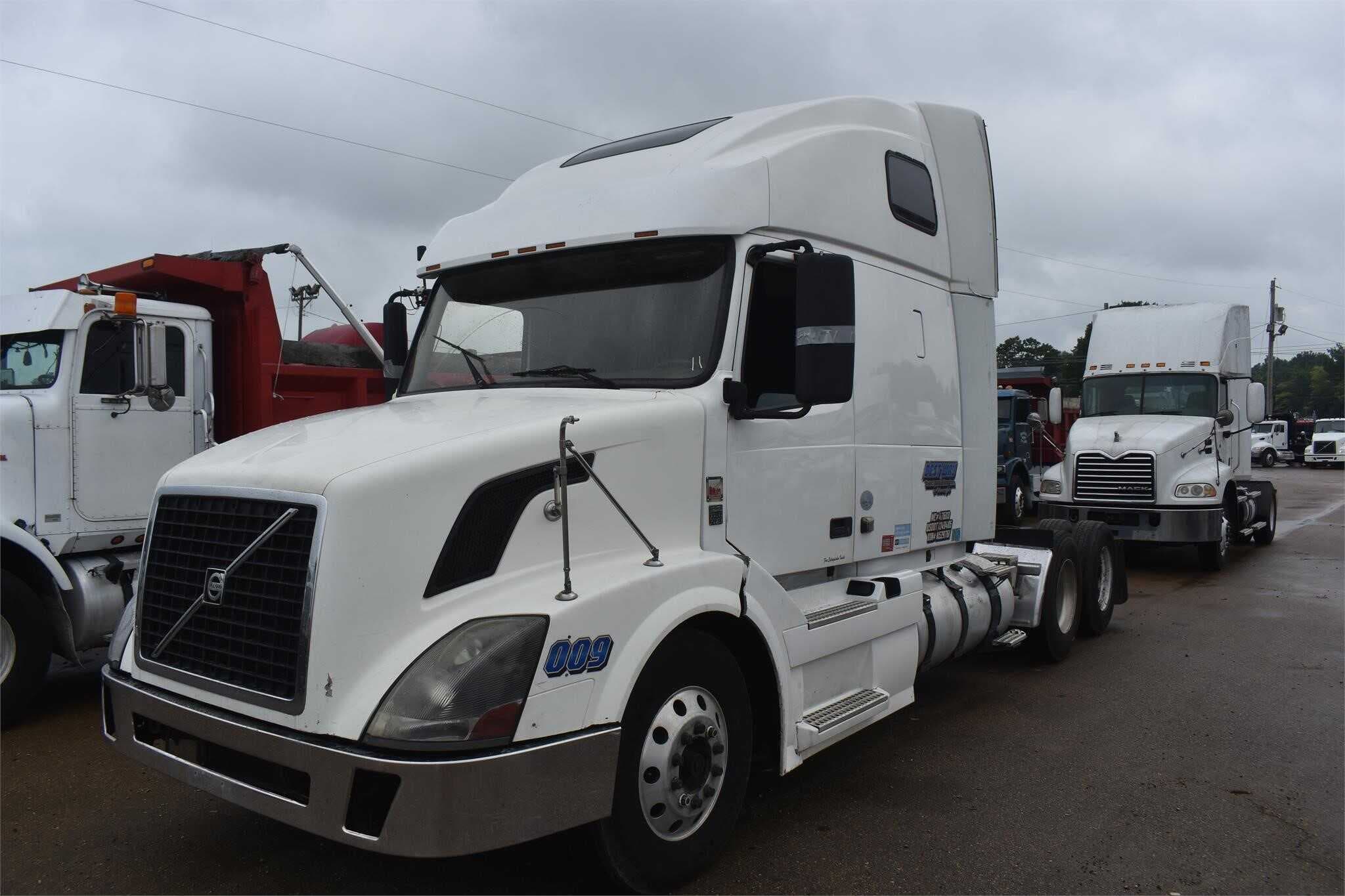 2011 Volvo VNL670 image 2