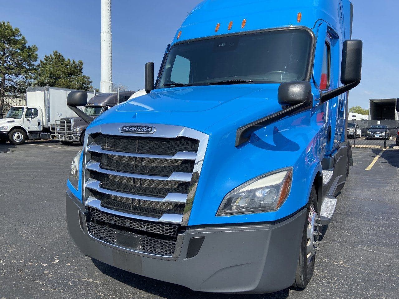 2022 FREIGHTLINER Cascadia CA126 ** Tandem Axle Sleeper image 2