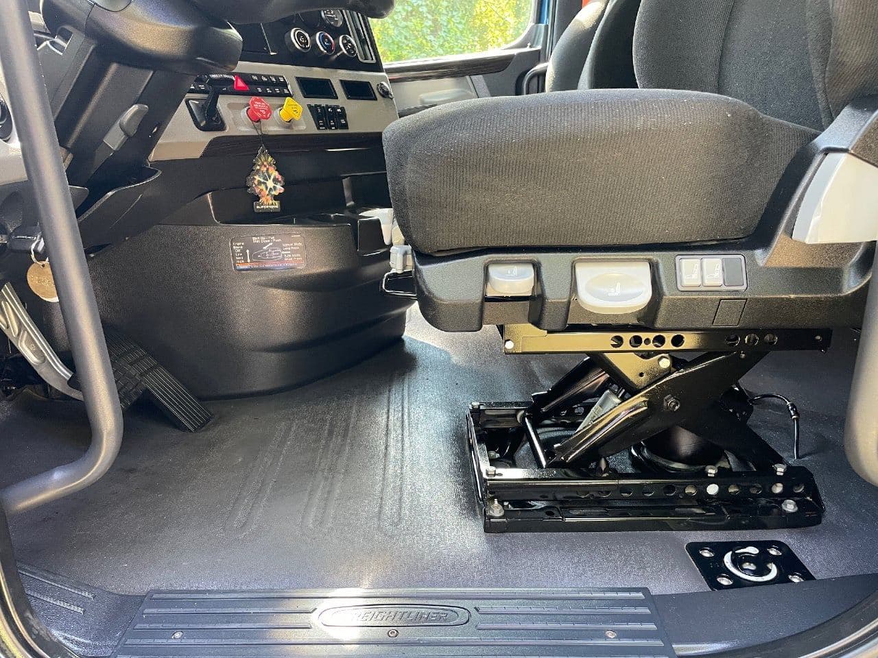 2020 Freightliner Cascadia 126 image 17