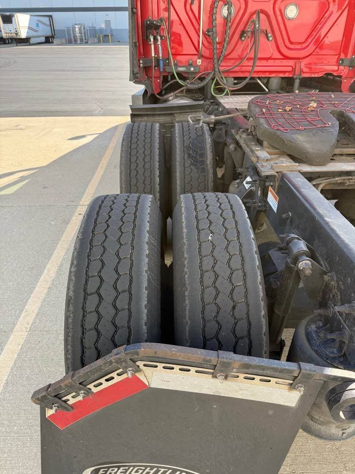 2021 Freightliner Cascadia image 5