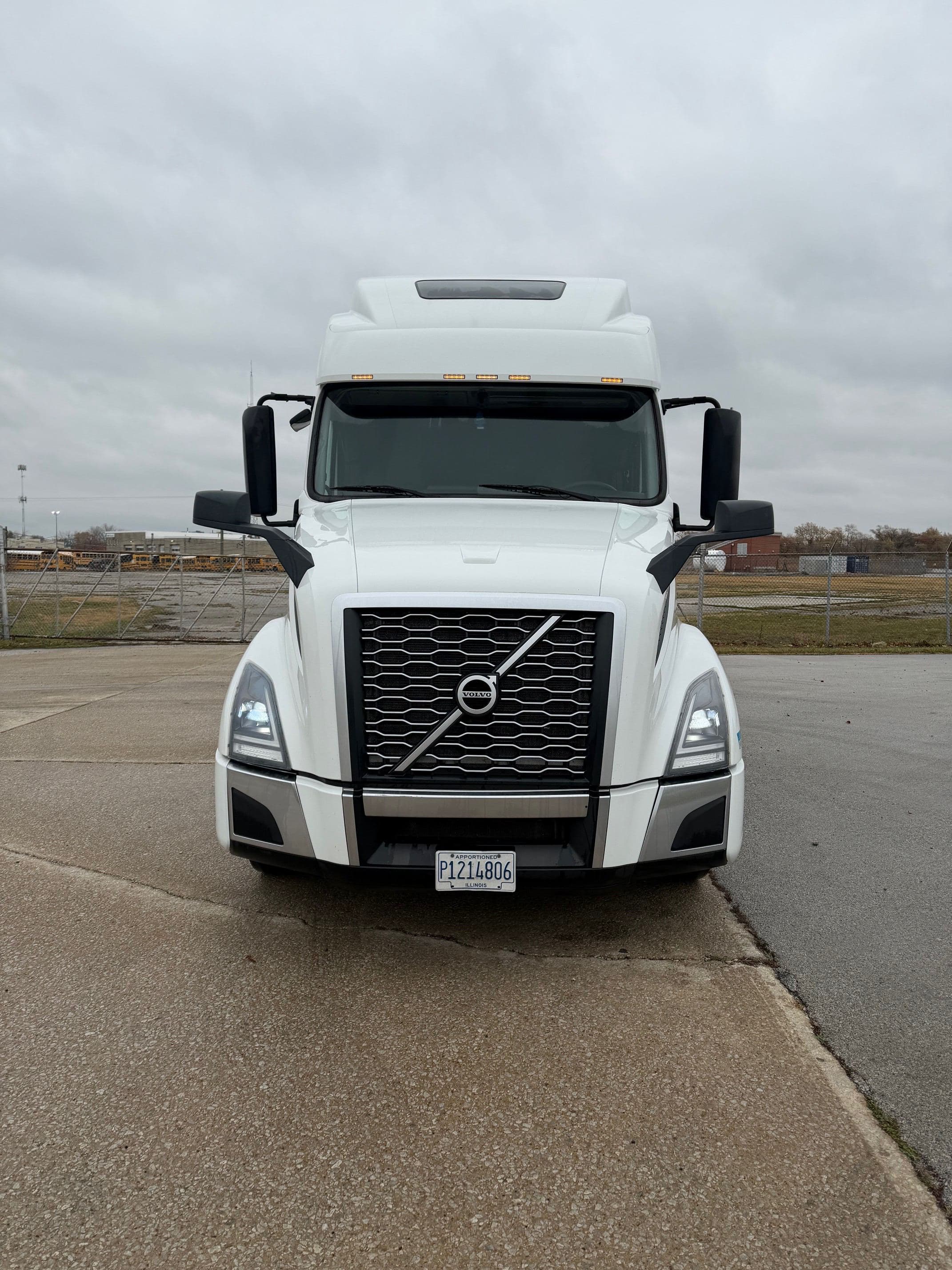 2024 Volvo VNL image 2
