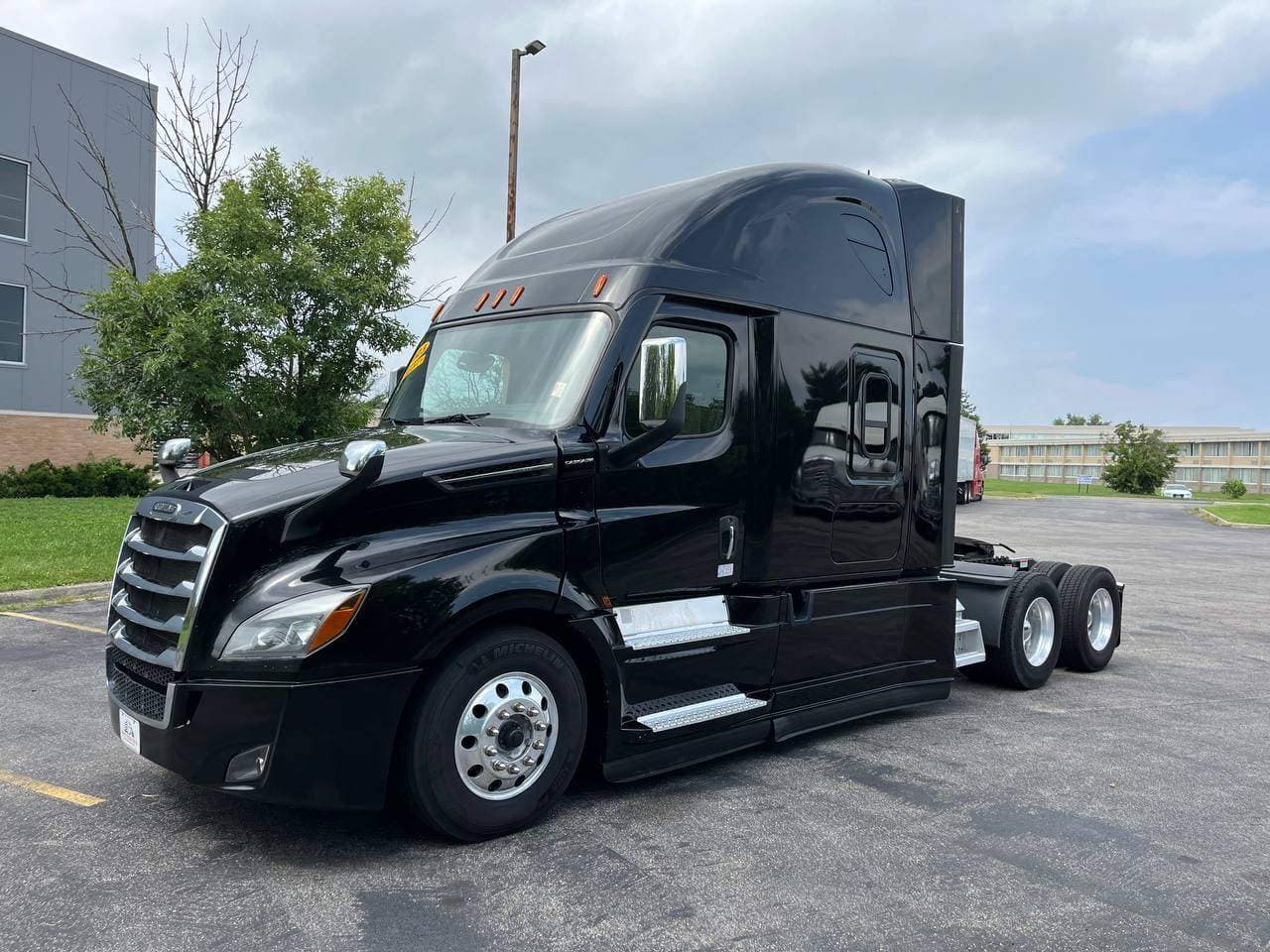 2023 Freightliner Cascadia 126 #1175 image 2