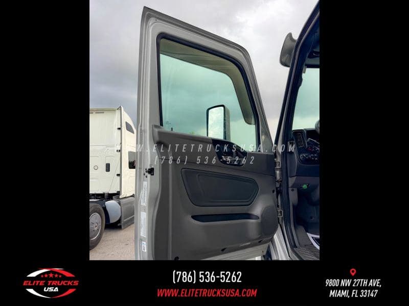 2020 International LT image 11