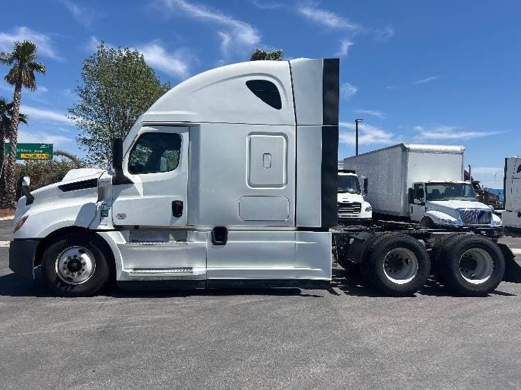 2024 Freightliner Cascadia 126 image 2