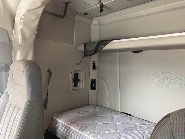 2023 Peterbilt 567 image 9