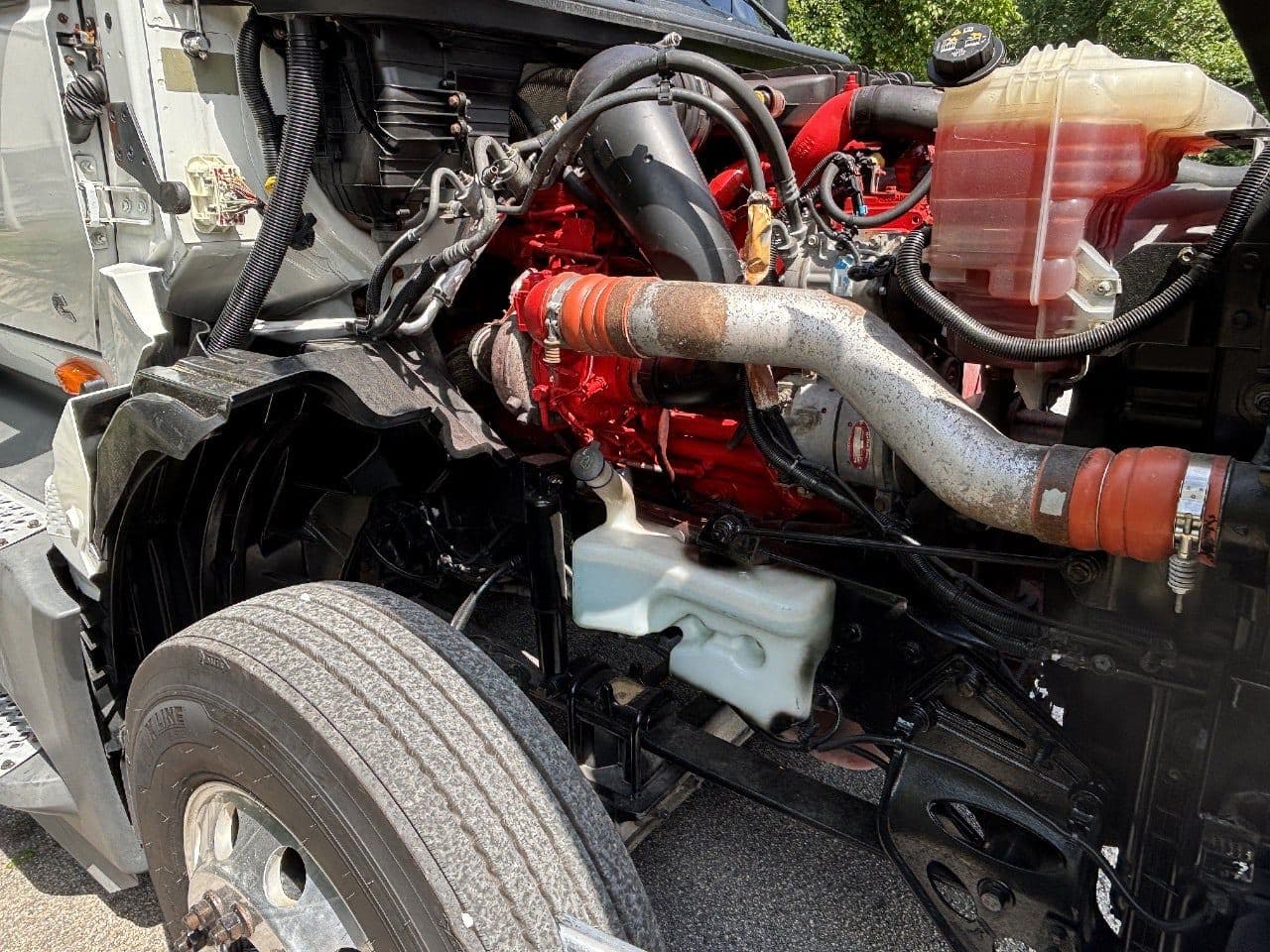 2018 International LT625 image 15