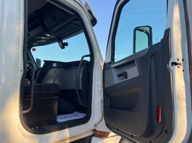 2019 Freightliner Cascadia 126 Day Cab Truck - 435HP, 12 Speed Automatic image 11