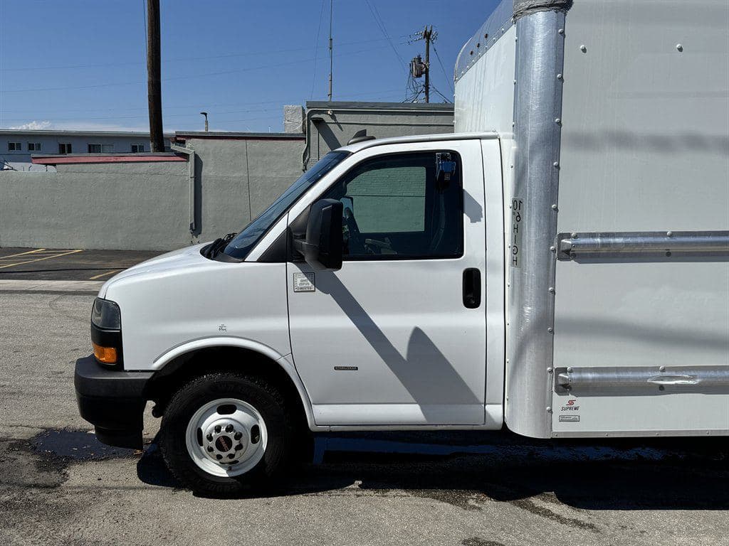 2021 GMC Commercial Vans image 6