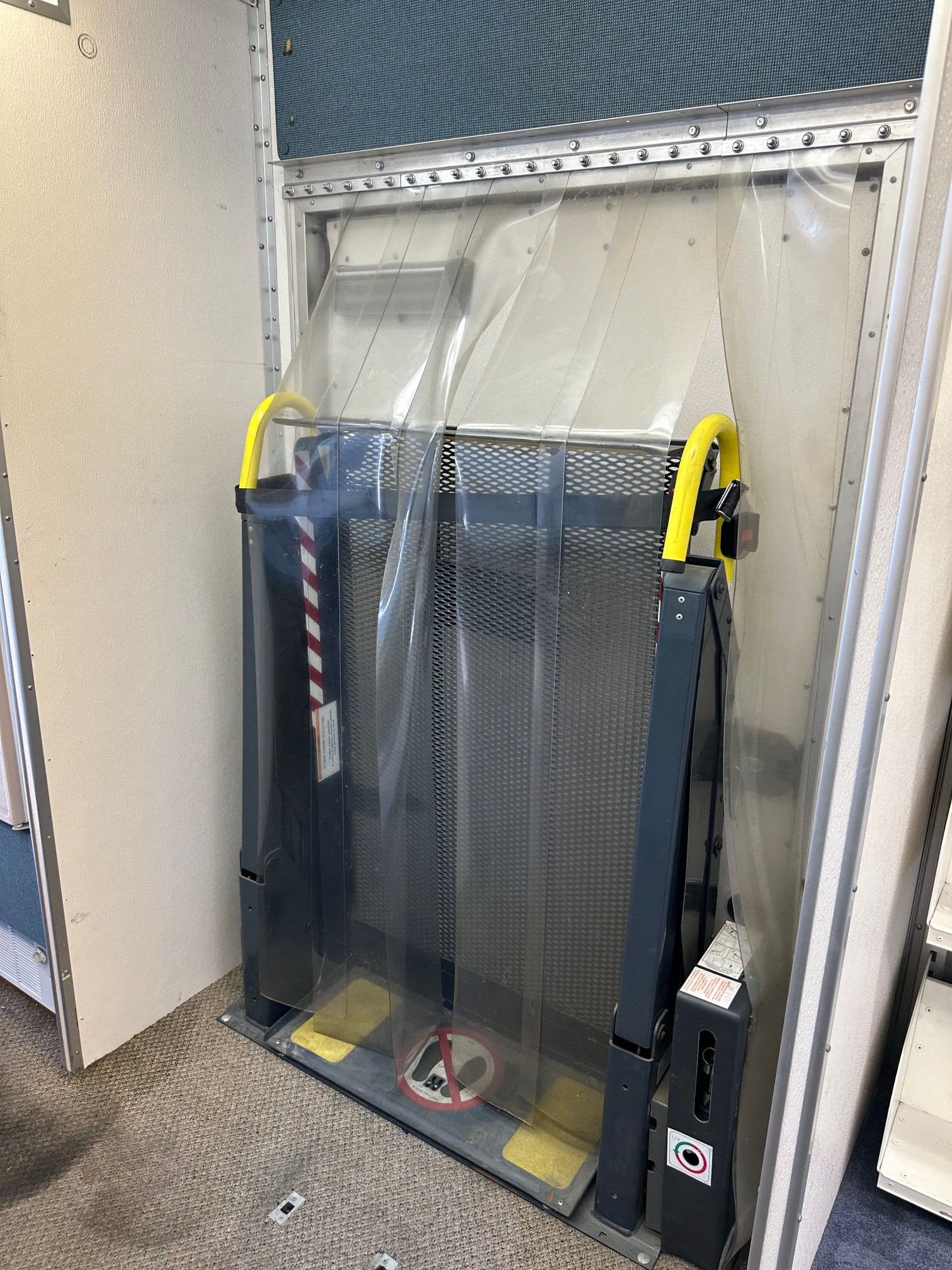 2002 WORKHORSE Step Van with Handicap Lift image 21