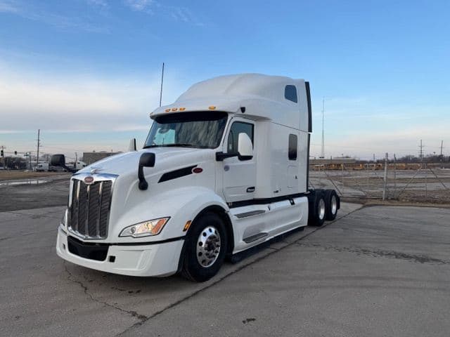 2024 Peterbilt 579 image 1