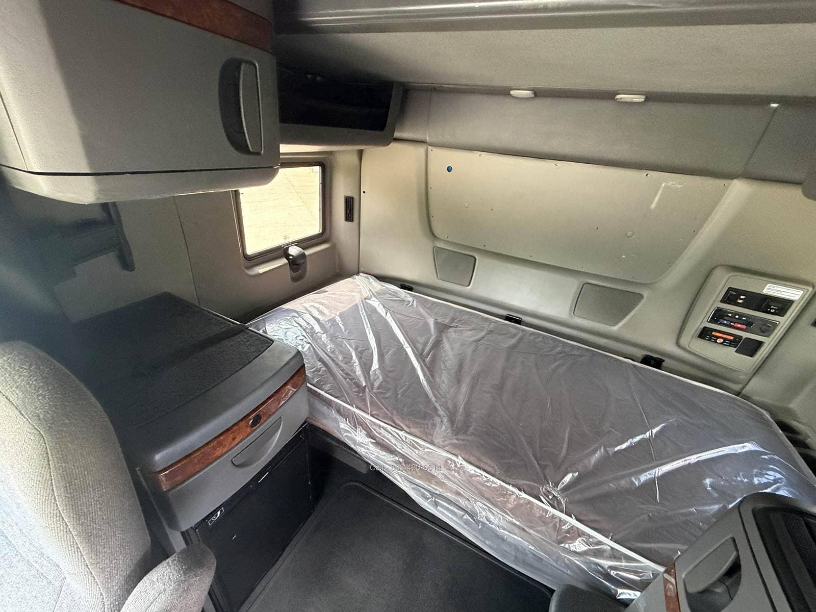 2020 International LT625 image 8