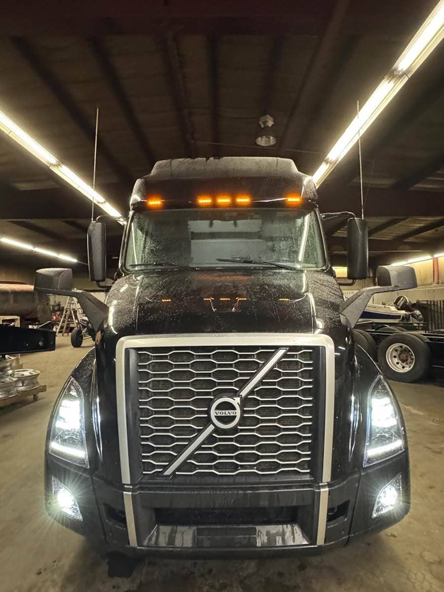 2023 Volvo VNL image 4