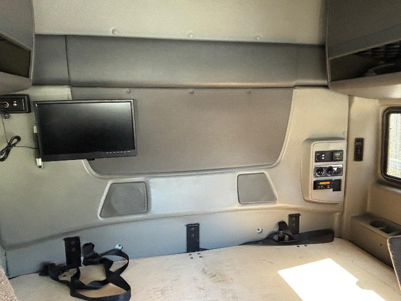 2018 International LT625 image 16