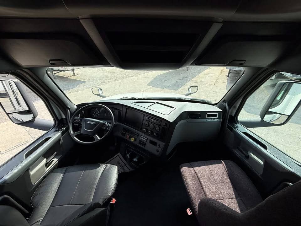 2021 Freightliner Cascadia image 10