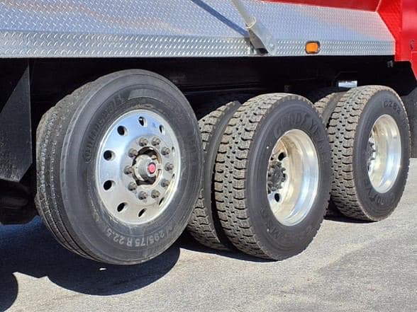 2025 Kenworth T880 image 13